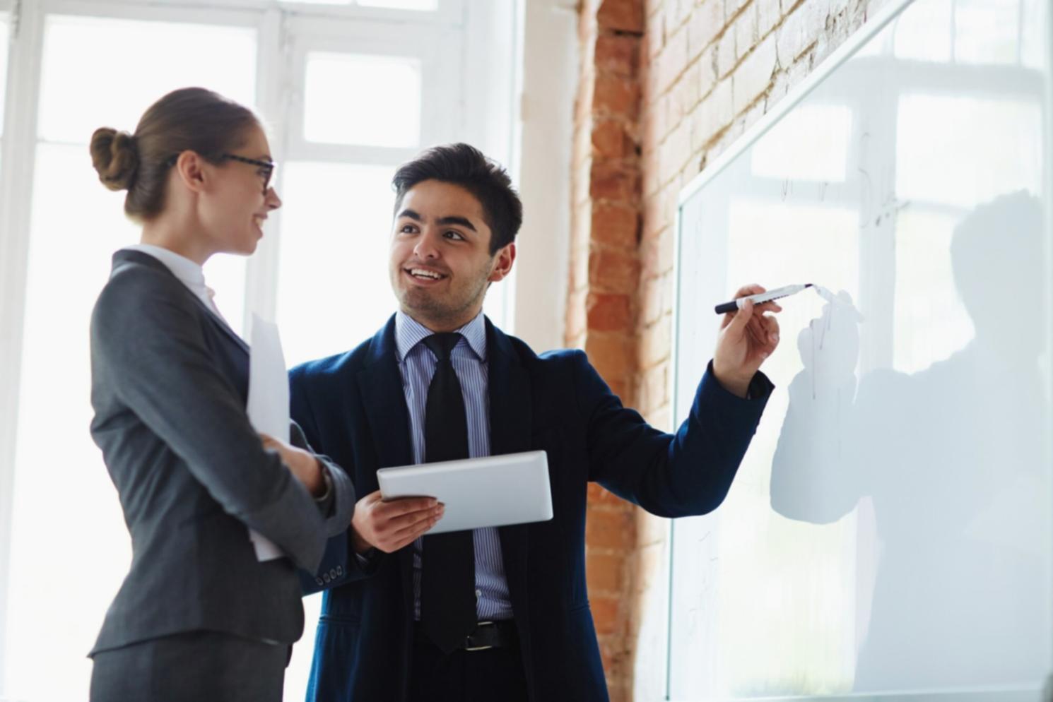 Especialistas en planificación financiera trabajando con datos y análisis para ayudar a clientes