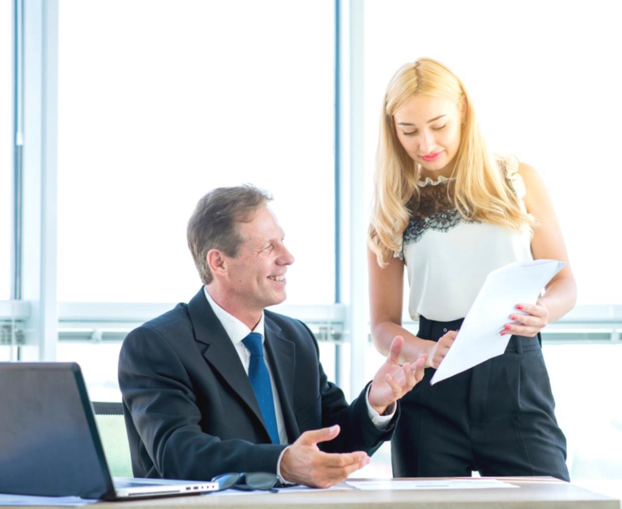 Profesionales trabajando en análisis financiero colaborativo